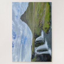 アイスランドのキルジュフェルスフォス滝と山