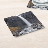 アイスランドのコースターのSvartifossの滝 スクエアペーパーコースター (アングル)