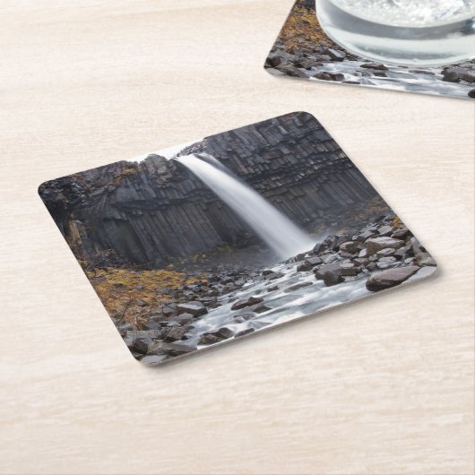 アイスランドのコースターのSvartifossの滝 スクエアペーパーコースター (アングル)