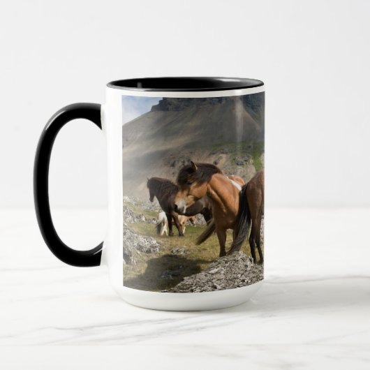 アイスランドのホファンの近くの馬の群れ マグカップ (左)