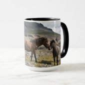 アイスランドのホファンの近くの馬の群れ マグカップ (正面右)