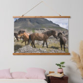 アイスランドのホファンの近くの馬の群れ 吊り下げ型タペストリー (寝室)