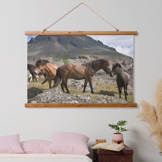 アイスランドのホファンの近くの馬の群れ 吊り下げ型タペストリー (寝室)