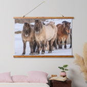 アイスランドのホfn近くの冬にアイスランドの馬 吊り下げ型タペストリー (寝室)