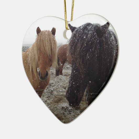 アイスランドのポニー、雪の贈り物でアイスランドの馬 セラミックオーナメント (左)