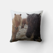 アイスランドのポニー、雪枕のアイスランドの馬 クッション (裏面)