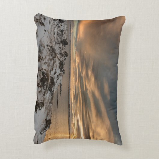 アイスランドのミバトン湖の夕日 アクセントクッション (裏面(縦))