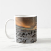 アイスランドのミバトン湖の夕日 コーヒーマグカップ (左)