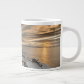 アイスランドのミバトン湖の夕日 ジャンボコーヒーマグカップ (右)