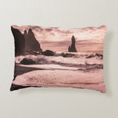 アイスランドのレイニスファラブラックサンドビーチに夕日 アクセントクッション (裏面)
