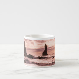 アイスランドのレイニスファラブラックサンドビーチに夕日 エスプレッソカップ