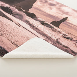 アイスランドのレイニスファラブラックサンドビーチに夕日 シェルパブランケット