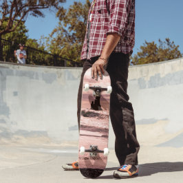 アイスランドのレイニスファラブラックサンドビーチに夕日 スケートボード