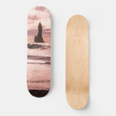 アイスランドのレイニスファラブラックサンドビーチに夕日 スケートボード (正面)