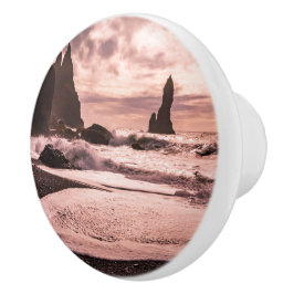 アイスランドのレイニスファラブラックサンドビーチに夕日 セラミックノブ