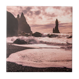アイスランドのレイニスファラブラックサンドビーチに夕日 タイル