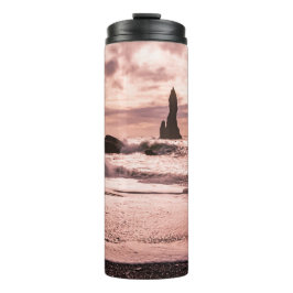 アイスランドのレイニスファラブラックサンドビーチに夕日 タンブラー