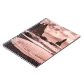 アイスランドのレイニスファラブラックサンドビーチに夕日 ノートブック (左側)