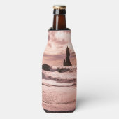 アイスランドのレイニスファラブラックサンドビーチに夕日 ボトルクーラー (ボトル正面)