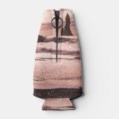 アイスランドのレイニスファラブラックサンドビーチに夕日 ボトルクーラー (裏面)