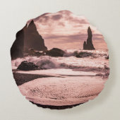 アイスランドのレイニスファラブラックサンドビーチに夕日 ラウンドクッション (裏面)