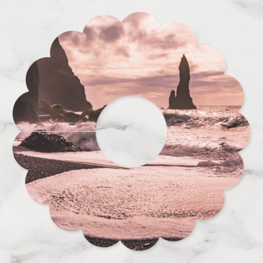 アイスランドのレイニスファラブラックサンドビーチに夕日 ワイングラスタグ (正面)