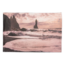 アイスランドのレイニスファラブラックサンドビーチに夕日 枕カバー