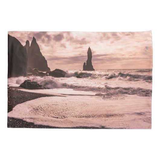 アイスランドのレイニスファラブラックサンドビーチに夕日 枕カバー (裏面)