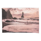 アイスランドのレイニスファラブラックサンドビーチに夕日 枕カバー (正面)