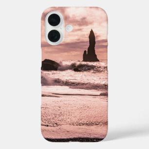 アイスランドのレイニスファラブラックサンドビーチに夕日 iPhone 16ケース
