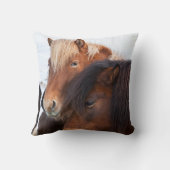 アイスランドの冬のアイスランド馬 クッション (裏面)