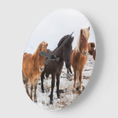 アイスランドの冬の間のアイスランドの馬 ラージ壁時計 (傾斜)