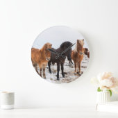 アイスランドの冬の間のアイスランドの馬 ラージ壁時計 (ホーム)