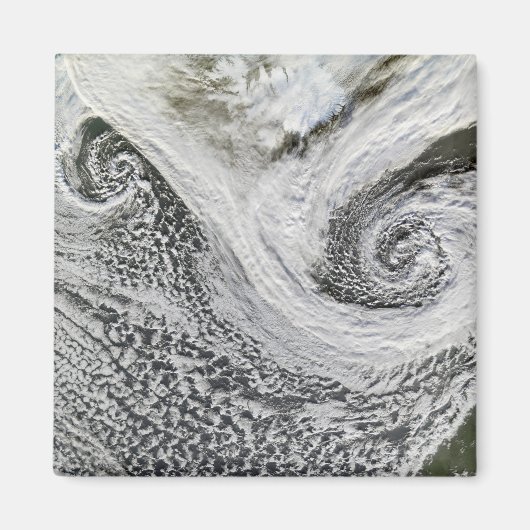 アイスランドの南に位置する2つのサイクロン マグネット (正面)