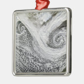 アイスランドの南に位置する2つのサイクロン メタルオーナメント (左)