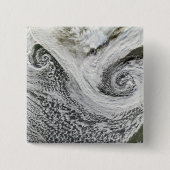 アイスランドの南に位置する2つのサイクロン 缶バッジ (正面)