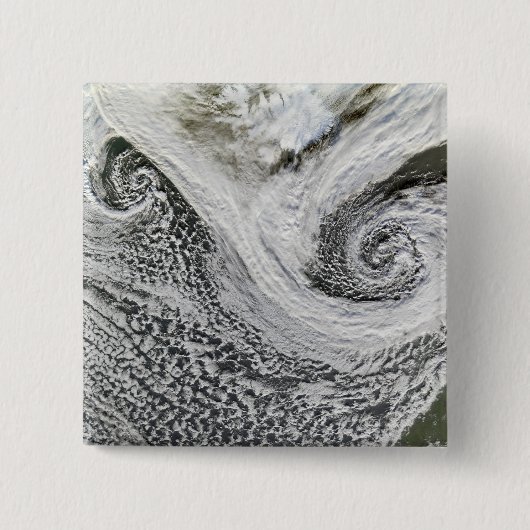 アイスランドの南に位置する2つのサイクロン 缶バッジ (正面)