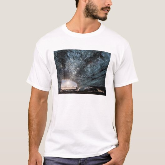 アイスランドの氷の洞窟からの眺め Tシャツ (正面)