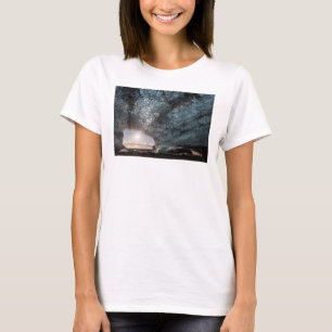 アイスランドの氷の洞窟からの眺め Tシャツ
