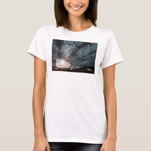 アイスランドの氷の洞窟からの眺め Tシャツ (正面)