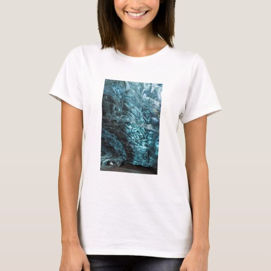 アイスランドの氷の洞窟の青い氷 Tシャツ (正面)