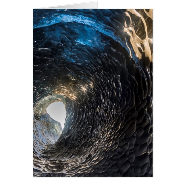 アイスランドの氷穴を通るトンネル (正面)