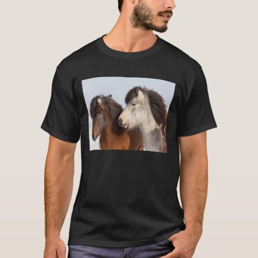 アイスランドの馬のプロフィール、氷の島 Tシャツ (正面)