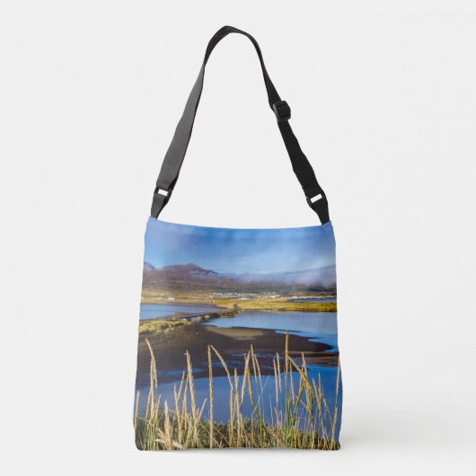 アイスランドのSaudarkrourとSkagafjordurを見る クロスボディバッグ (裏面)