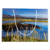 アイスランドのSaudarkrourとSkagafjordurを見る ラージペーパーバッグ (裏面)