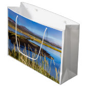 アイスランドのSaudarkrourとSkagafjordurを見る ラージペーパーバッグ (正面アングル)