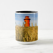 アイスランドのStykkkisholmurにある灯台 マグカップ (中央)