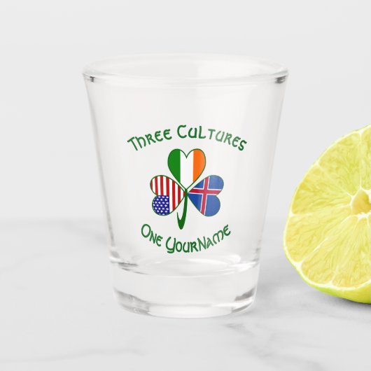 アイスランドアイリッシュアメリカ国旗のシャムロックのパーソナライズ ショットグラス (正面)