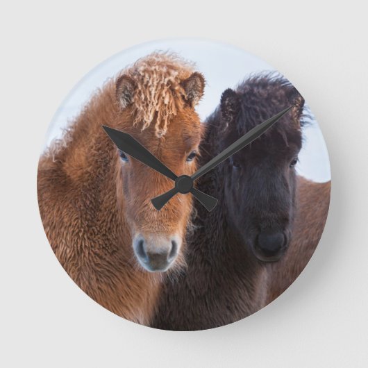 アイスランド2の冬の間のアイスランドの馬 ラウンド壁時計 (正面)