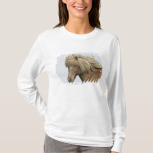 アイスランド アイスランドの馬の肖像 Tシャツ